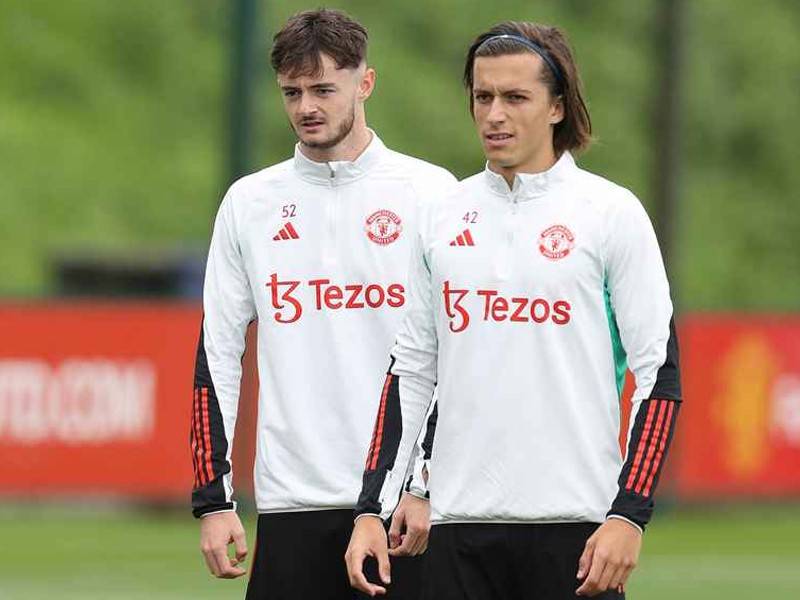 包含传奇巨星驰援曼联，助力球队迎来转机的词条