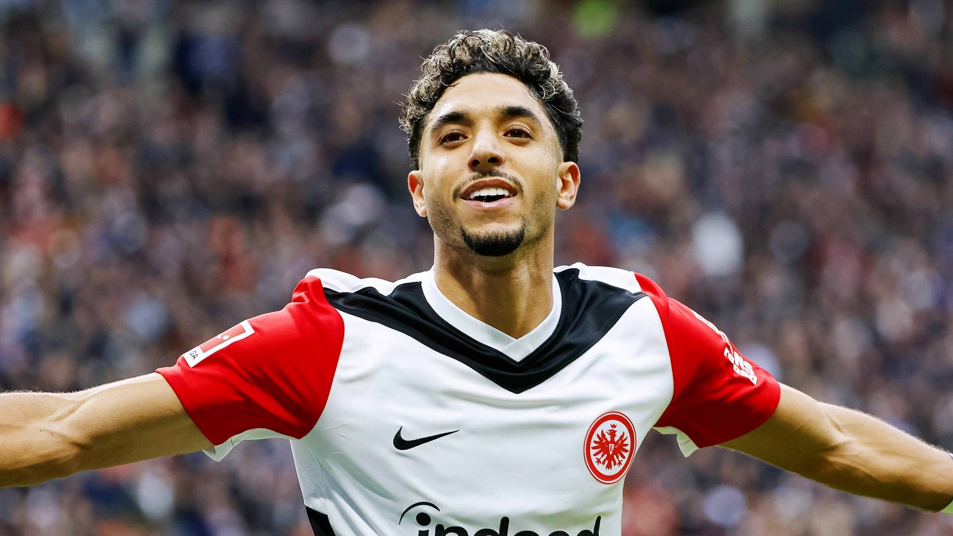 包含法兰克福客场平局，争取欧战资格成功的词条