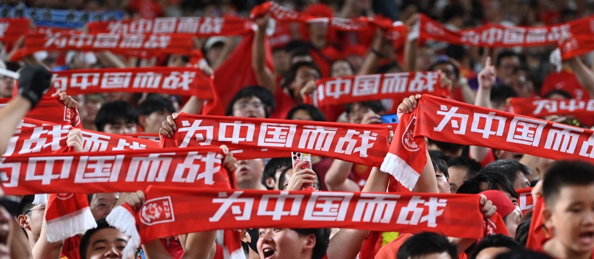 关于热门队被险胜，队员庆祝胜利，教练回顾战术的信息