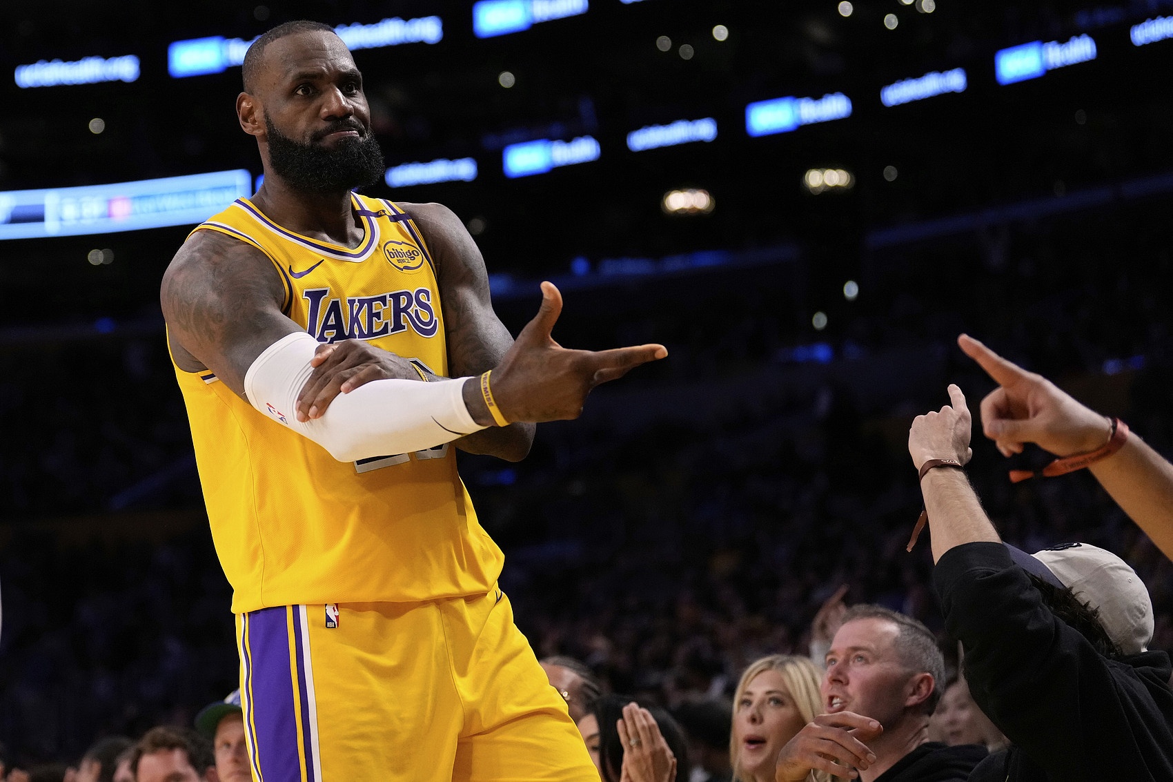 雷火电竞入驻-詹姆斯绝杀进决赛，湖人闯入总决赛的简单介绍