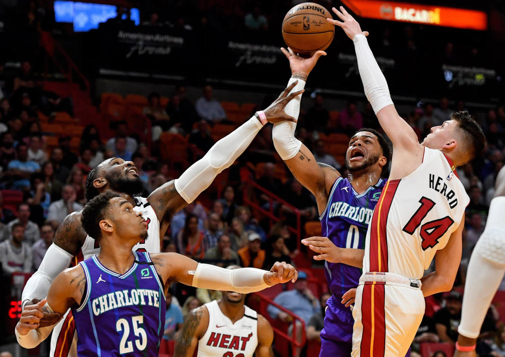 热火客场击溃黄蜂，保持榜首位置