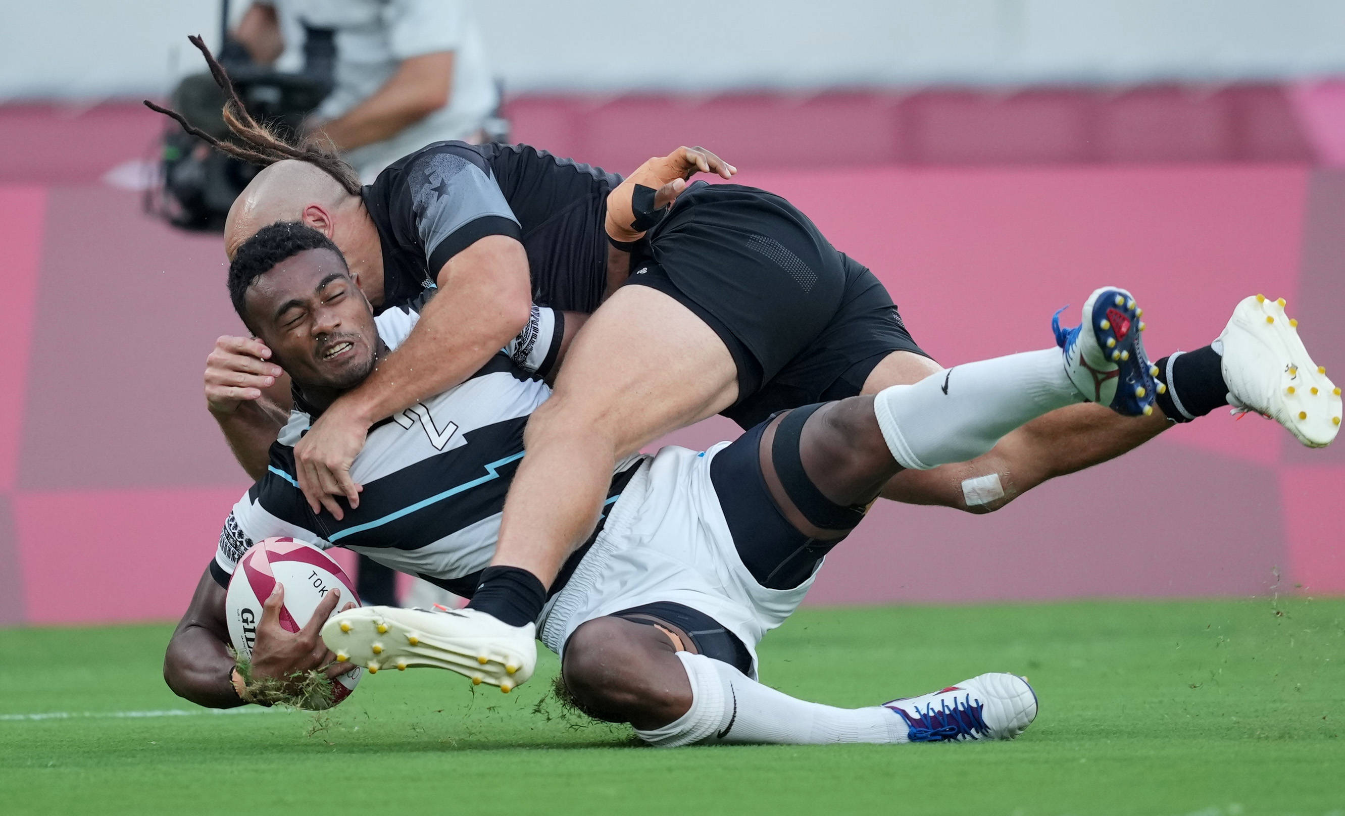 关于橄榄球决赛震撼开打，巅峰对决引爆全场的信息