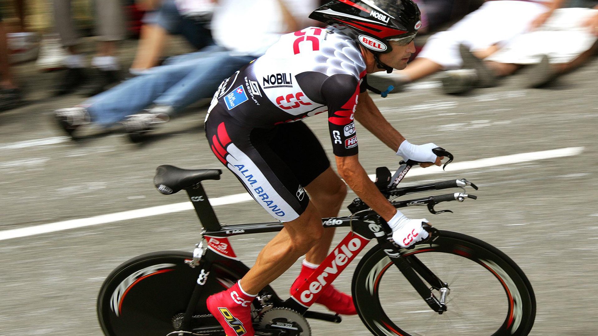 精确与狂野,当德国战车收割苏格兰高地,铁血中场法比尼奥的手术刀一击